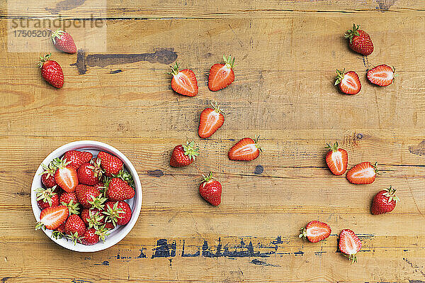 Frische reife Erdbeeren liegen auf einer Holzoberfläche