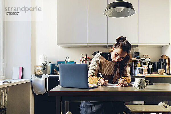 Geschäftsfrau mit Laptop arbeitet im Heimbüro