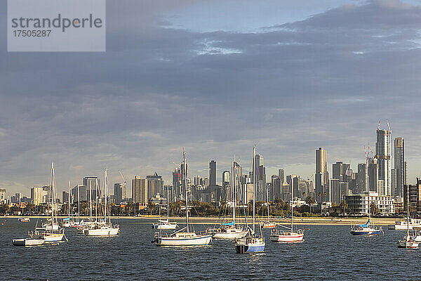 Australien  Victoria  Melbourne  bewölkter Himmel über Yachten  die vor der Skyline der Stadt schweben