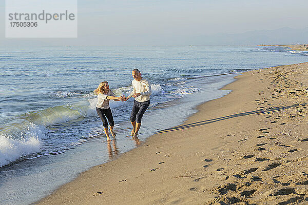 Paar spielt zusammen am Strand