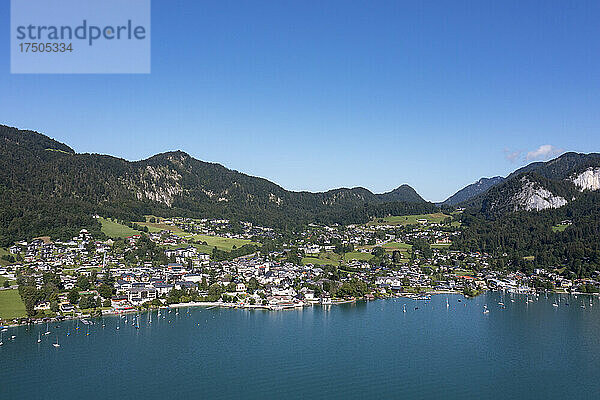 Österreich  Salzburg  St. Gilgen  Drohnenansicht eines Dorfes am Ufer des Wolfgangsees im Sommer