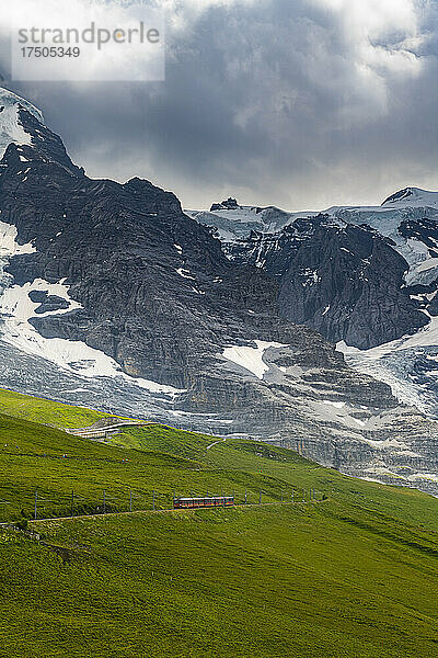 Jungfraubahn vor der majestätischen Eiger-Nordwand