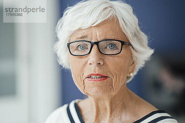 Ältere Frau mit Brille zu Hause