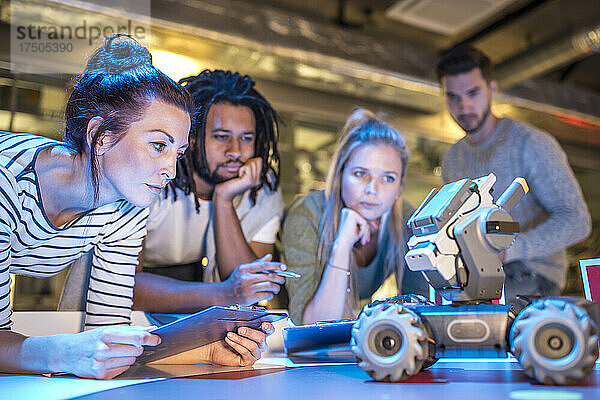 Team von Technikern untersucht Roboter-Kampfpanzer in der Werkstatt