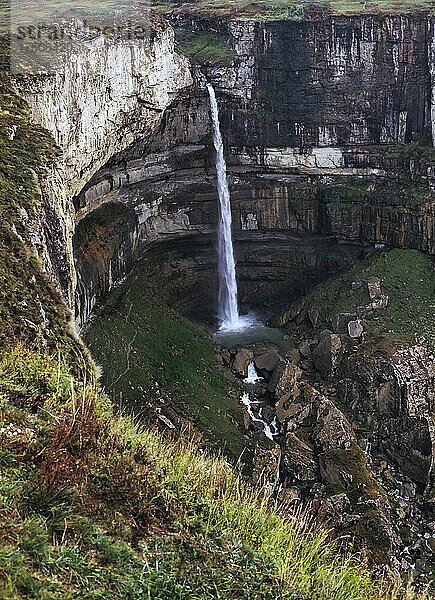Malerischer Blick auf den Tobot-Wasserfall im Kaukasus  Dagestan  Russland