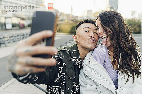Glückliches Paar macht Selfie per Smartphone