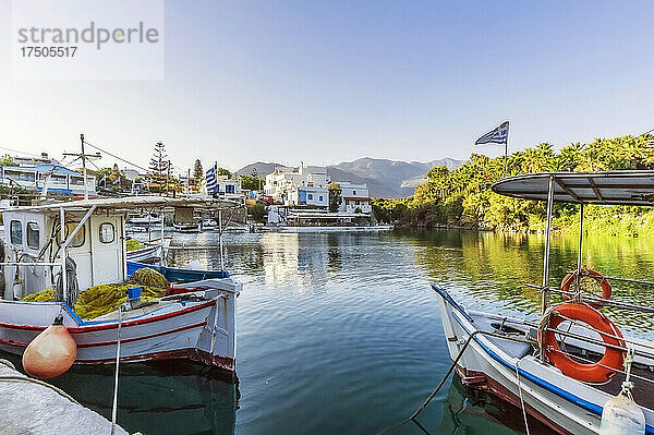 Griechenland  Kreta  Sissi  Boote liegen im Yachthafen eines Küstendorfes