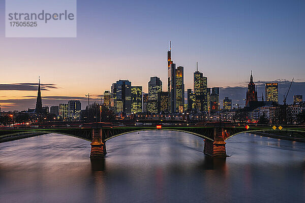 Deutschland  Hessen  Frankfurt  Ignatz-Bubis-Brücke in der Abenddämmerung mit der Skyline der Innenstadt im Hintergrund