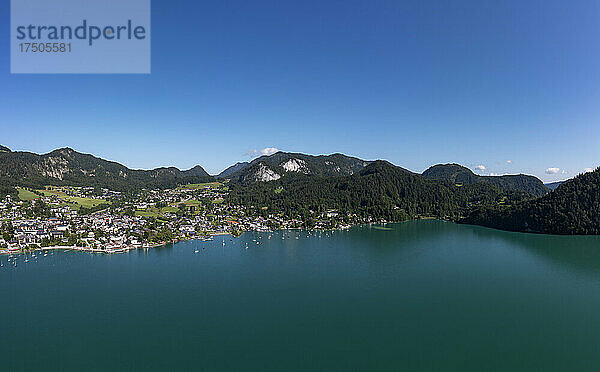 Österreich  Salzburg  St. Gilgen  Drohnenansicht des klaren Himmels über dem Wolfgangsee im Sommer mit Dorf im Hintergrund
