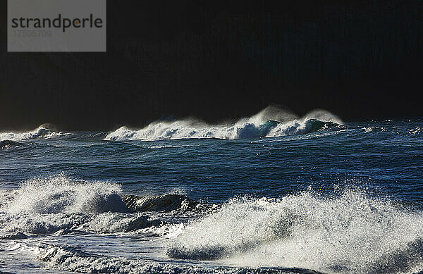 Wellen plätschern vor der Küste der Insel Sao Miguel