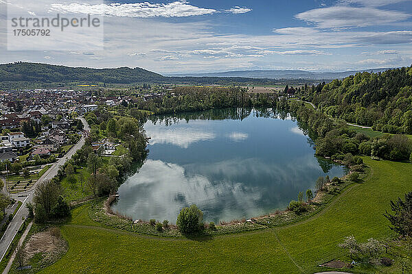 Deutschland  Baden-Württemberg  Steißlingen  Drohnenansicht des Steißlinger Sees und der angrenzenden Stadt im Frühling