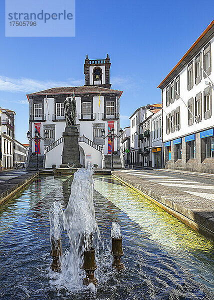 Portugal  Azoren  Ponta Delgada  Brunnen und reflektierender Pool des Rathauses von Ponta Delgada
