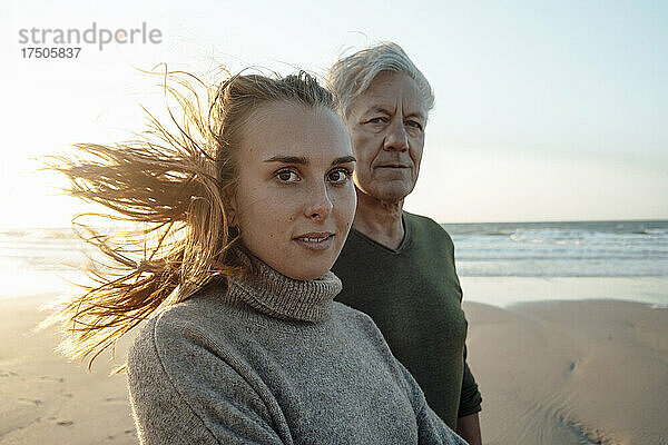 Junge Frau mit Vater am Strand