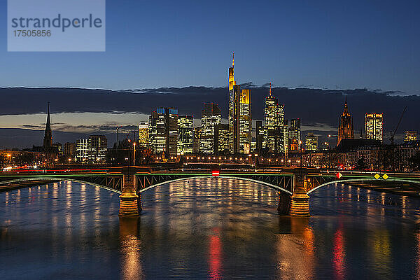 Deutschland  Hessen  Frankfurt  Ignatz-Bubis-Brücke bei Nacht mit beleuchteter Innenstadtskyline im Hintergrund