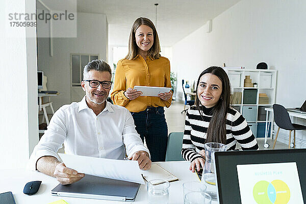 Lächelnde Kollegen im modernen Büro