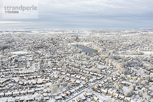 Großbritannien  England  Lichfield  Luftaufnahme einer schneebedeckten Stadt mit kleinem See im Hintergrund