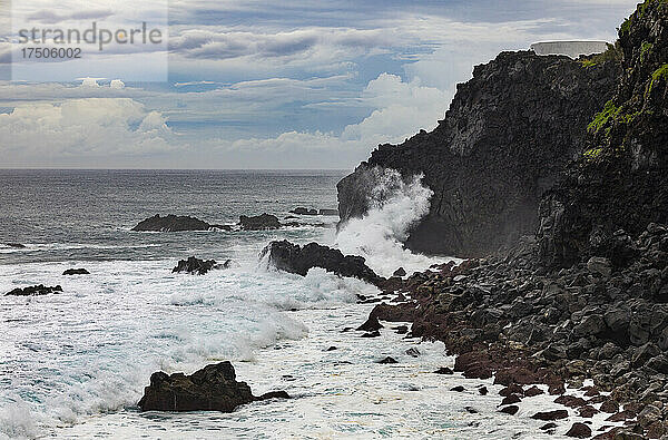 Wellen plätschern gegen die felsige Küste der Insel Sao Miguel