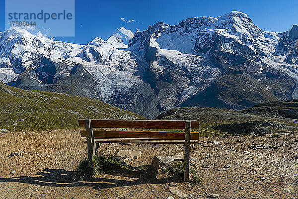 Malerische Aussicht auf den Gornergletscher mit leerer Bank im Vordergrund