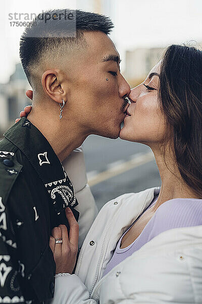 Zärtliches junges Paar  das sich küsst