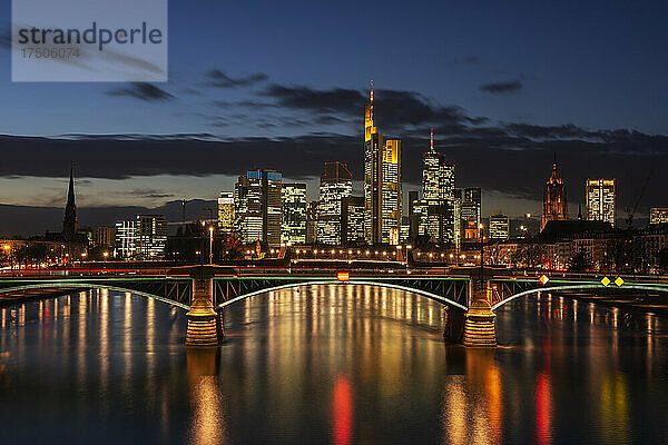 Deutschland  Hessen  Frankfurt  Ignatz-Bubis-Brücke bei Nacht mit beleuchteter Skyline der Innenstadt im Hintergrund