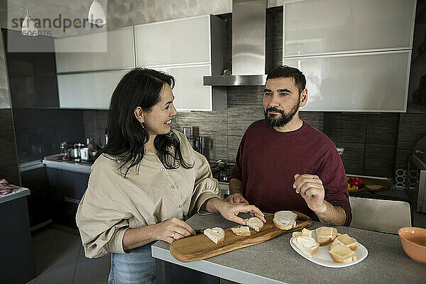 Paar bereitet Frühstück in der Küche zu