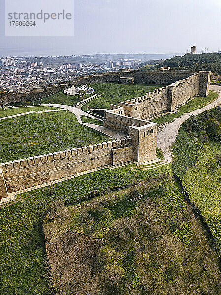 Russland  Dagestan  Derbent  Luftaufnahme der antiken Befestigungsanlagen von Derbent
