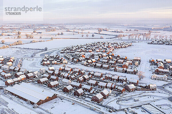 Großbritannien  England  Lichfield  Luftaufnahme eines schneebedeckten Vorortes in der Abenddämmerung