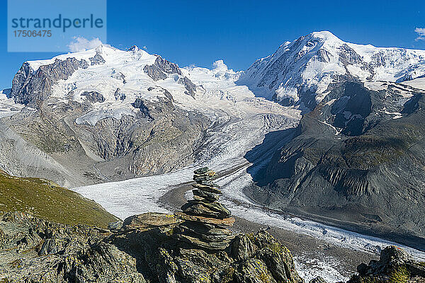 Malerische Aussicht auf den Gornergletscher mit Steinhaufen im Vordergrund