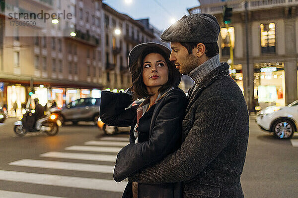 Romantisches junges Paar umarmt sich auf der Straße in der Stadt