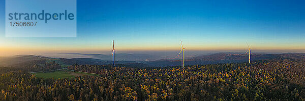 Luftpanorama eines Windparks im bewaldeten Schurwald-Gebirge in der Abenddämmerung