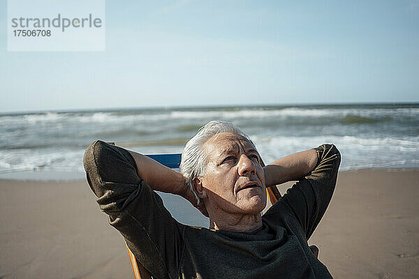 Älterer Mann entspannt sich an einem sonnigen Tag am Strand