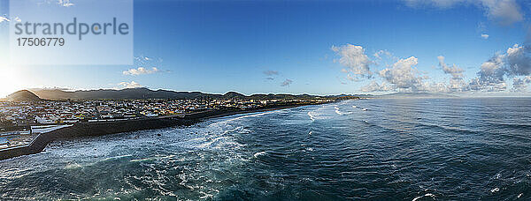Portugal  Azoren  Ribeira Grande  Drohnenansicht der Küstenstadt auf der Insel Sao Miguel