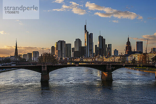 Deutschland  Hessen  Frankfurt  Ignatz-Bubis-Brücke in der Abenddämmerung mit der Skyline der Innenstadt im Hintergrund