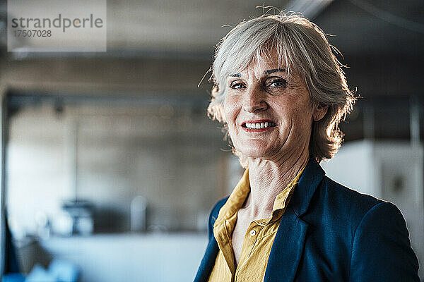 Lächelnde ältere Geschäftsfrau am Arbeitsplatz