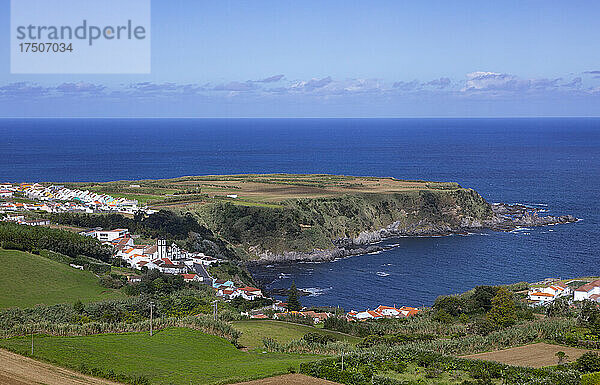 Portugal  Azoren  Porto Formoso  Luftaufnahme einer Küstenstadt auf der Insel Sao Miguel mit klarer Horizontlinie über dem Atlantischen Ozean im Hintergrund