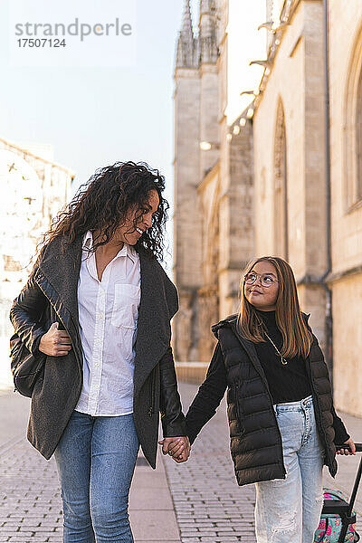 Mutter und Tochter gehen an der Kathedrale von Burgos vorbei  Burgos  Spanien