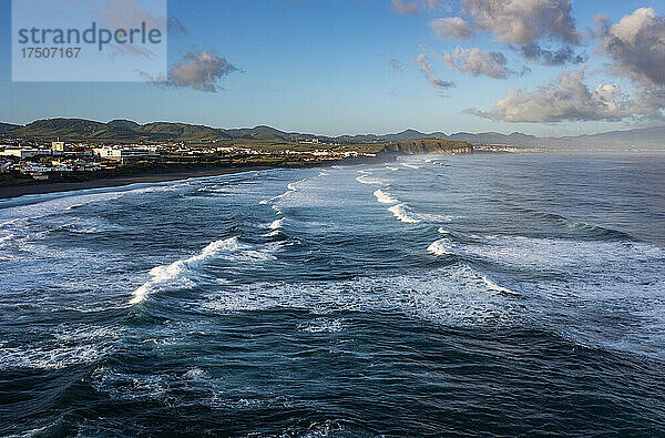 Portugal  Azoren  Ribeira Grande  Drohnenansicht der Küstenstadt auf der Insel Sao Miguel