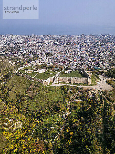 Russland  Dagestan  Derbent  Luftaufnahme der antiken Befestigungsanlagen von Derbent
