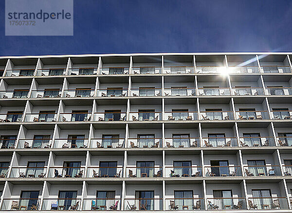 Portugal  Azoren  Ponta Delgada  Reihen identischer Balkone von Mehrfamilienhäusern