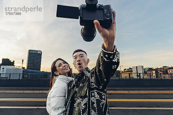Mann und Frau machen Selfie mit Digitalkamera