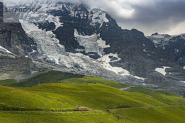 Jungfraubahn vor der majestätischen Eiger-Nordwand