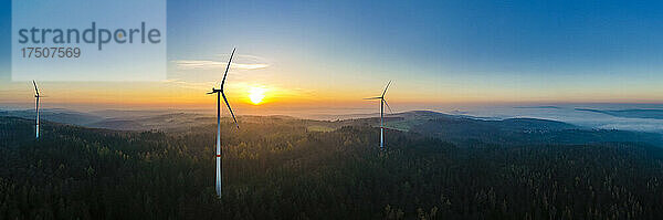 Luftpanorama eines Windparks im bewaldeten Schurwald-Gebirge bei Sonnenuntergang