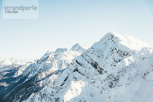 Schneebedeckte Gipfel des Aibga Ridge