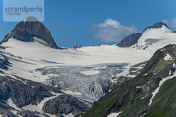 Malerische Aussicht auf den Gries-Gletscher an einem sonnigen Tag  Nufenenpass  Schweiz