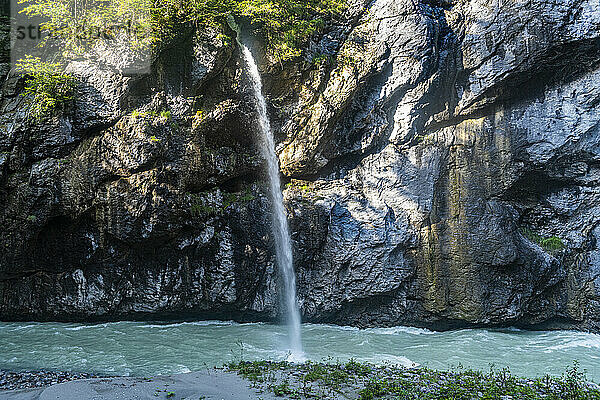 Wunderschöner Wasserfall am Fluss Aare in Meiringen  Berner Oberland  Schweiz