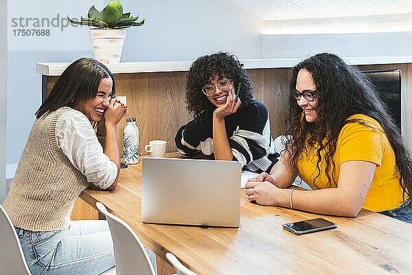Glückliche Geschäftsfrauen bei Treffen im Coworking-Büro