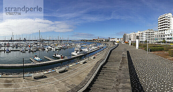 Portugal  Azoren  Ponta Delgada  Yachthafen und Promenade der Küstenstadt