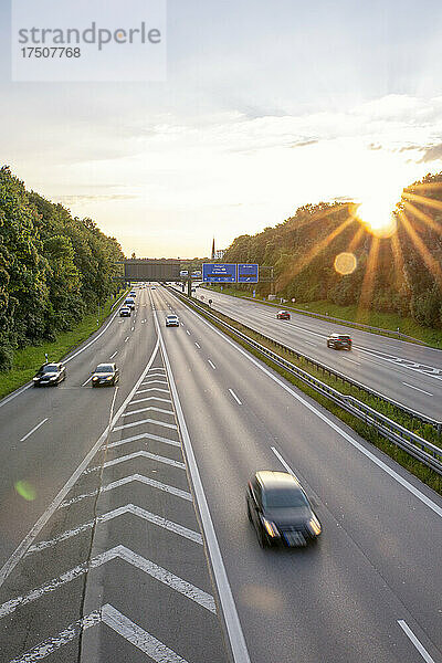 Deutschland  Bayern  München  Verkehr auf der Bundesautobahn 96 bei Sonnenuntergang