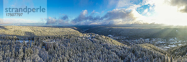 Deutschland  Baden-Württemberg  Bad Wildbad  Luftaufnahme des Schwarzwaldes bei winterlichem Sonnenaufgang mit der Stadt im Hintergrund