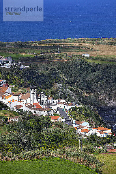 Portugal  Azoren  Porto Formoso  Luftaufnahme der Küstenstadt auf der Insel Sao Miguel